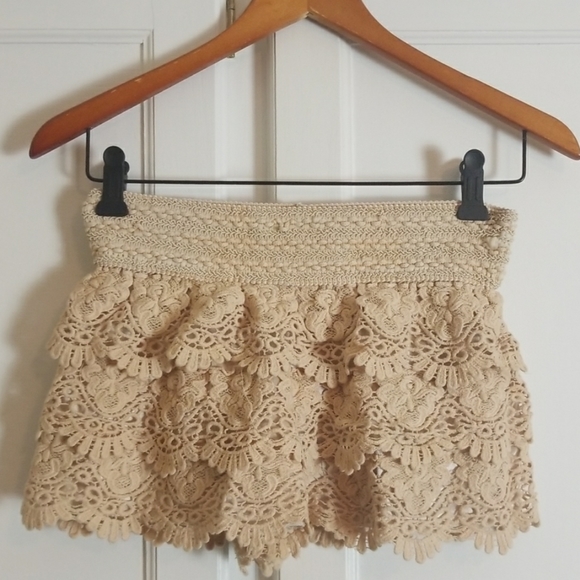 Flirty, cream, lacy shorts. - Picture 1 of 3